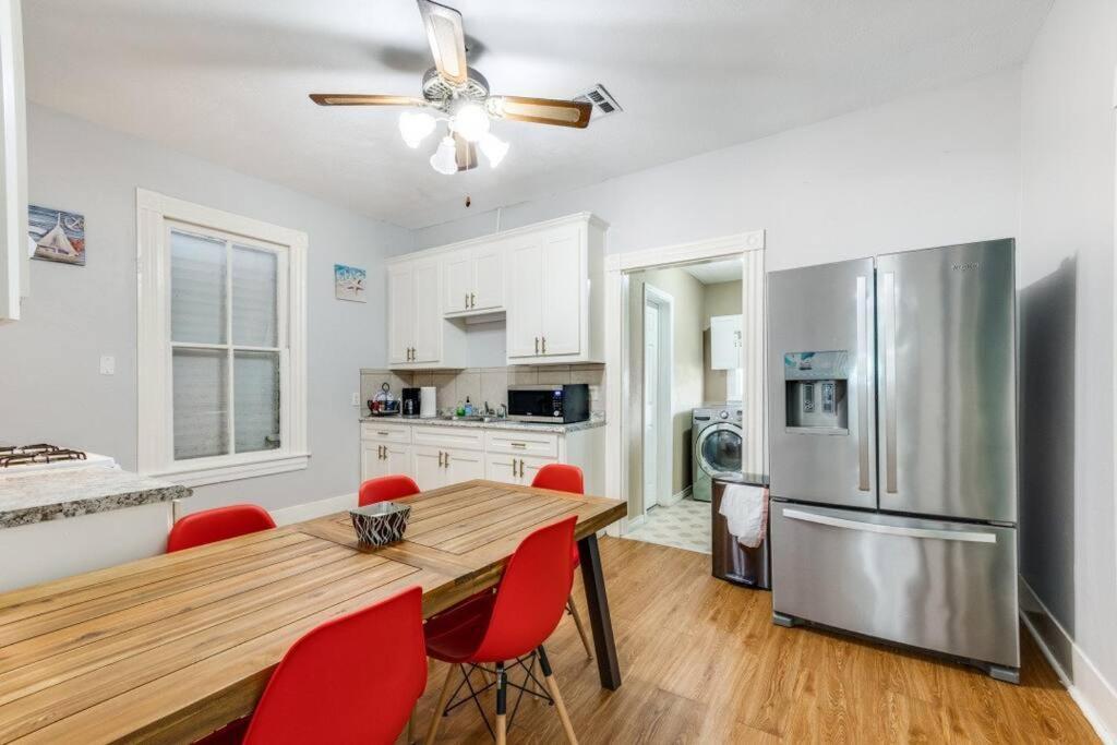 Cozy Sea Breeze Bungalow - 2 Mins To The Beach Galveston Exteriör bild