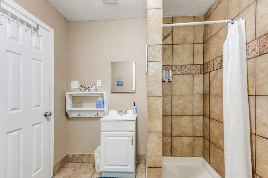 Cozy Sea Breeze Bungalow - 2 Mins To The Beach Galveston Exteriör bild